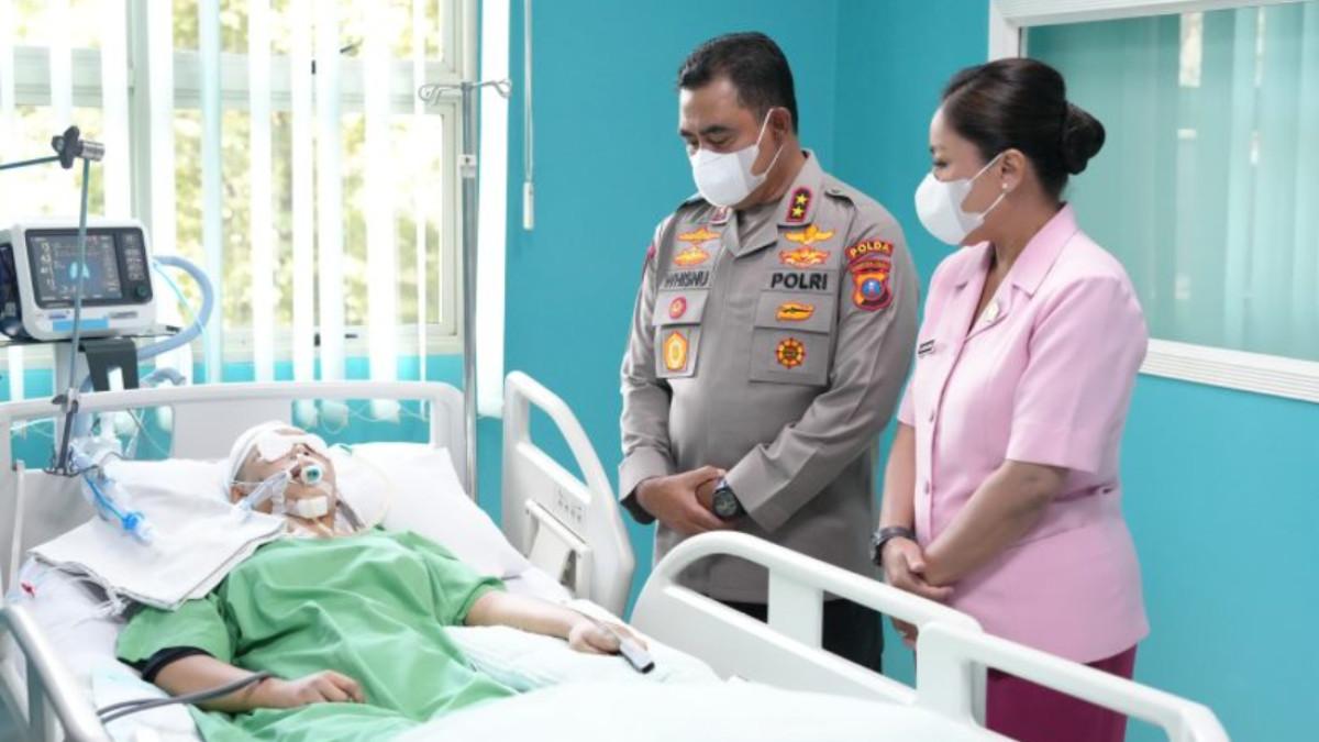 Kapolda Sumut Irjen Whisnu Hermawan Februanto menjenguk Elida Delviana, korban tertabrak Bripda Viky Pramudia