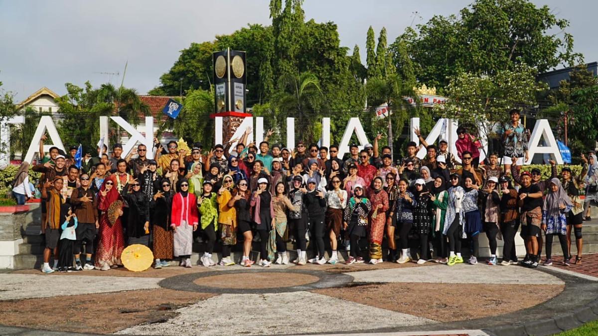 EVENT PEMKAB KLATEN - Salah satu momen Karso Culture Run 2025, memperlihatkan seluruh peserta berfoto bersama di Alun-alun Klaten, memperlihatkan antusiasme tinggi semua usia, Minggu (16/11/2025).