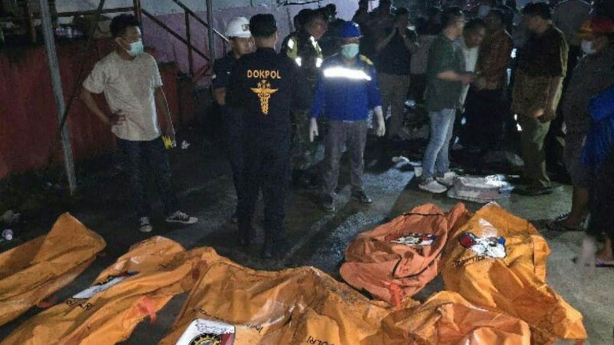 Rumah Sakit Bhayangkara Polda Sulawesi Utara melakukan proses identifikasi 16 korban kebakaran Panti Werda Damai, Kelurahan Ranomuut, Kecamatan Paal Dua, Manado, Sulut.(Polda Sulut)