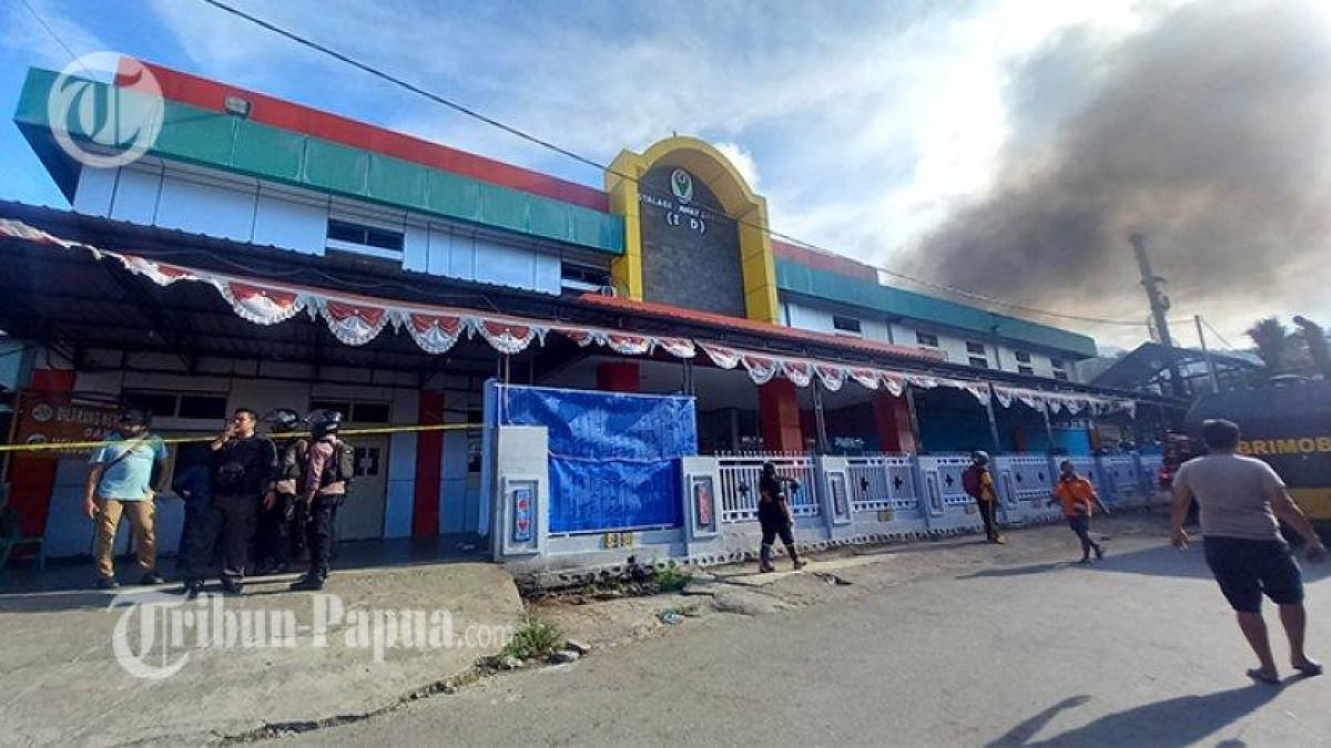 TERBAKAR - Kebakaran melanda gudang penyimpanan RSUD Abepura, Kota Jayapura, Papua, Selasa (9/5/2023) sore.