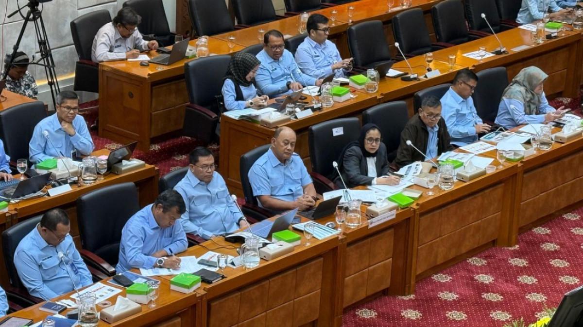 Kepala BGN Dadan Hindayana saat rapat bersama Komisi IX DPR di Gedung DPR, Senayan, Jakarta, Rabu (12/11/2025).