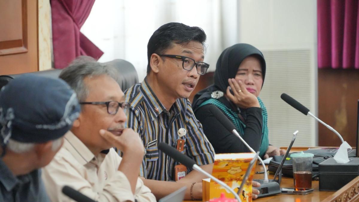 GEOPARK KLATEN - Kepala Bapperida Klaten Pandu Wirabangsa saat kegiatan Laporan Akhir Penyusunan Dossier Calon Geopark Nasional Klaten di DPRD Klaten, Kamis (4/9/2025).
