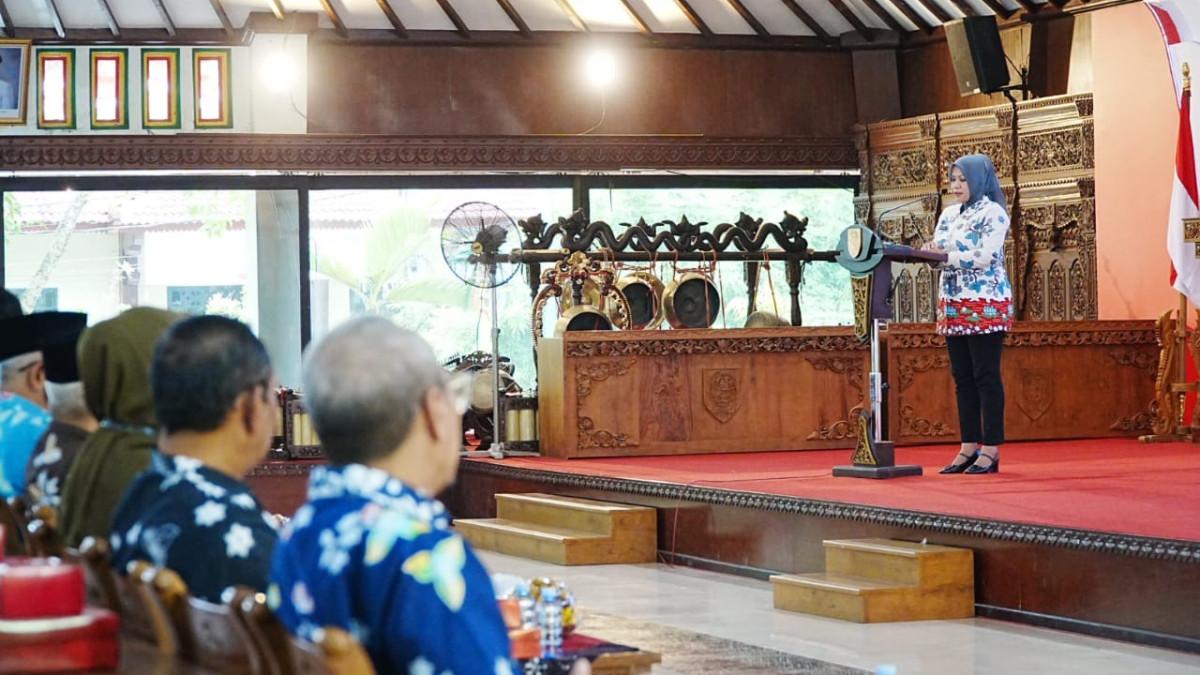 BLT PEMKAB KLATEN - Kepala DISSOSP3APPKB Puspo Enggar Hastuti menyampaikan laporan penyerahan BLT DBHCHT 2025, di Pendopo Pemkab Klaten pada Jumat (14/11/2025).