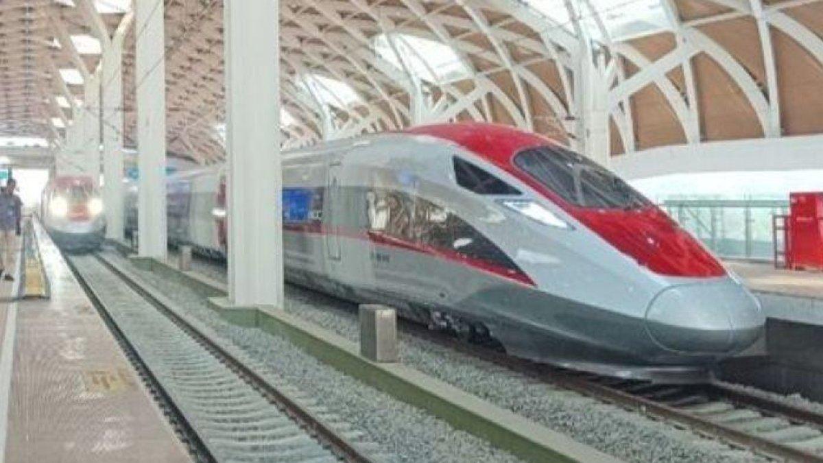 Kereta Cepat Jakarta-Bandung atau Kereta Cepat Whoosh yang diresmikan Presiden Joko Widodo pada Senin (2/10/2023) sedang diparkir di Stasiun Kereta Cepat Halim, Jakarta Timur.
