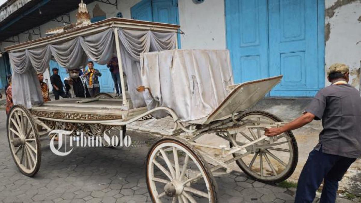 RAJA SOLO MENINGGAL - Kereta jenazah yang akan digunakan untuk membawa almarhum Pakubuwono XIII. Raja Keraton Solo wafat pada Minggu (2/11/2025). Ini sejarah kereta tersebut yang sudah berusia 1 abad.