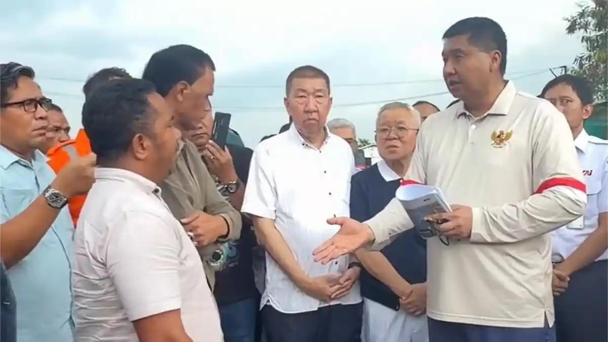 DEBAT - Ketua Umum Gerakan Rakyat Indonesia Bersatu (GRIB) Jaya Rosario de Marshall atau yang dikenal Hercules (Kemeja coklat) terlibat debat dengan Menteri Perumahan dan Kawasan Permukiman (PKP) Maruarar Sirait. Keduanya berdebat soal lahan kosong milik negara di kawasan Tanah Abang, Jakarta Pusat, yang selama ini dikuasai oleh ormas, Senin (6/4/2026).