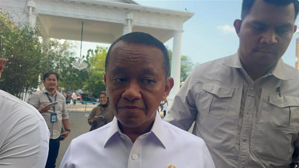 KANDIDAT MENPORA - Ketua Umum Partai Golkar Bahlil Lahadalia, bicara mengenai kandidat Menteri Pemuda dan Olahraga (Menpora) yang ditinggalkan Dito Ariotedjo, karena diberhentikan pada reshuffle kabinet oleh Presiden Prabowo Subianto.
