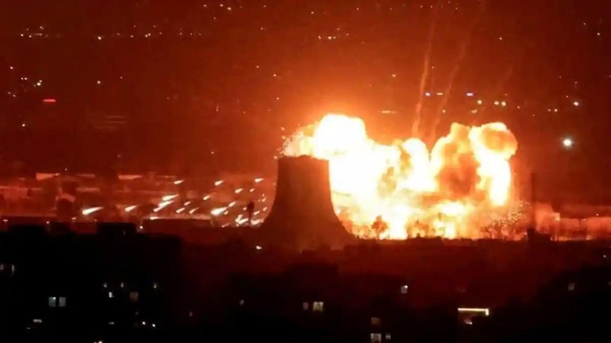 PERANG MEMBESAR - Kobaran api dari ledakan yang menghantam sebuah depot bahan bakar minyak di Teheran, Iran, Sabtu (7/3/2026) malam. Iran membalas lewat rudal yang diluncurkan IRGC dan menyasar kilang minyak Haifa, menandakan perluasan perang yang tidak hanya menargetkan sasaran militer tetapi juga fasilitas energi.