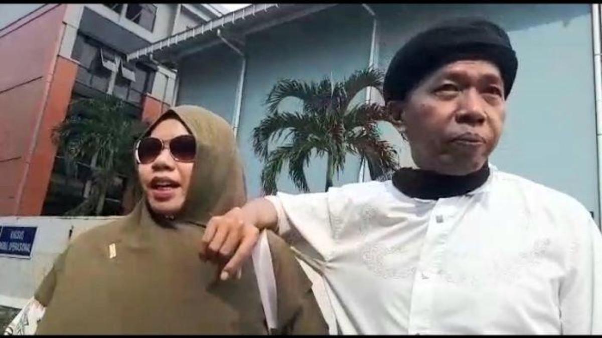 KIWIL ROHIMAH BERSATU - Komedian Kiwil bersanding dengan Rohimah, mantan istrinya, saat anak mereka menikah. Ini cerita Kiwil dan Rohimah. Kiwil bersama Rohimah, mantan istri pertamanya, di TransTV, Jalan Kapten Tendean, Mampang Prapatan, Jakarta Selatan, Kamis (29/10/2020).