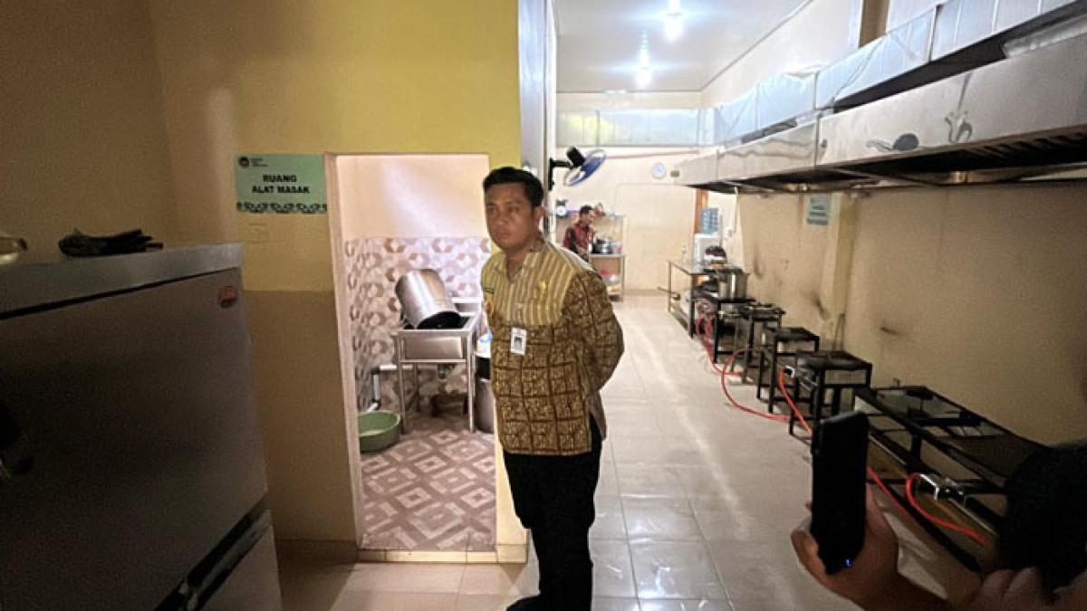 BUPATI SIDAK SPPG - Bupati Klaten Hamenang Wajar Ismoyo melakukan inspeksi mendadak (sidak) ke Satuan Pelaksana Pemenuhan Gizi (SPPG) di Desa Sembung, Kecamatan Wedi, Kamis (9/10/2025) setelah muncul dugaan bahwa dapur penyedia makanan tersebut menjadi penyebab keracunan massal siswa SMPN 1 Wedi.