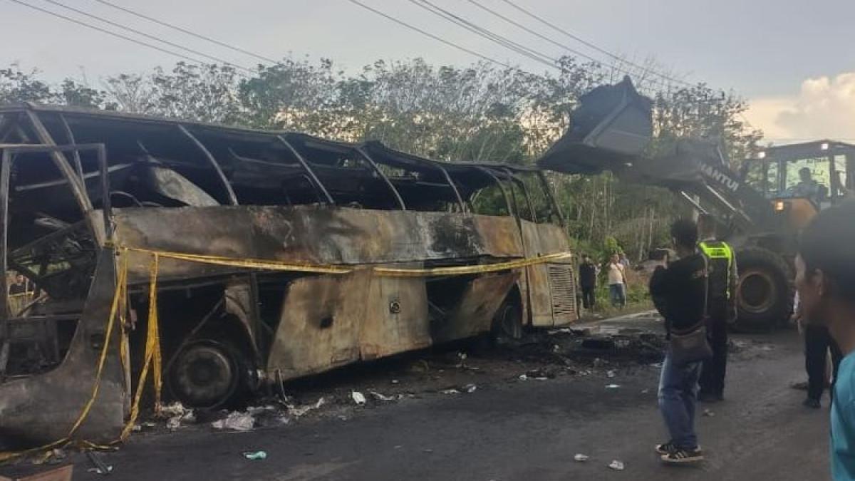 KECELAKAAN MAUT BUS ALS - Kondisi bangkai bus ALS usai terbakar hebat setelah terlibat tabrakan dengan truk tangki minyak di Jalan Lintas Sumatera, Kabupaten Musi Rawas Utara, Rabu (6/5/2026).