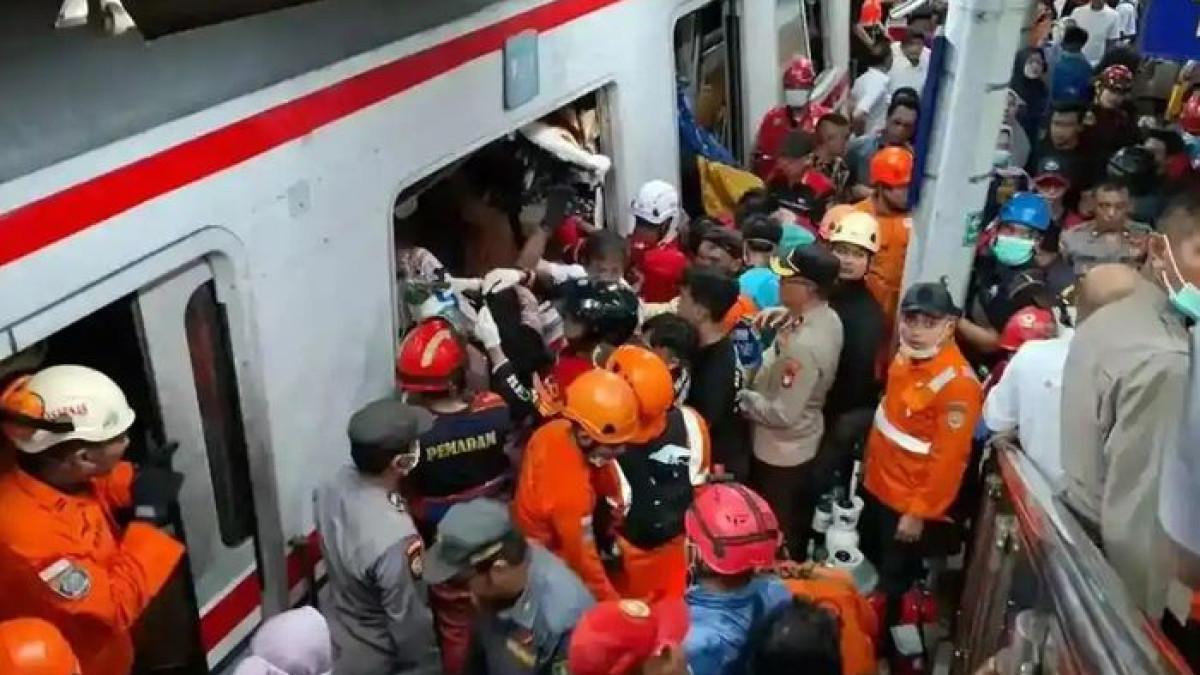 EVAKUASI KORBAN KERETA - Petugas mengevakuasi korban kecelakaan KA Argo Bromo Anggrek dan KRL di Stasiun Bekasi Timur, Selasa (28/4/2026).