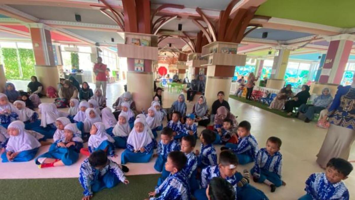Kunci Jawaban Fikih Kelas 1 Halaman 26 Ayo Carilah Pasangan Yang Tepat: Ketika Ingin Melepas Baju