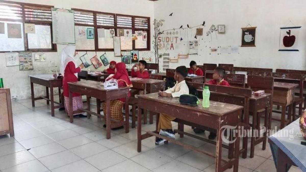 Kunci Jawaban Matematika kelas 4 Halaman 27 Helen Membantu Ibu Menjual Makanan Ringan Di Warung