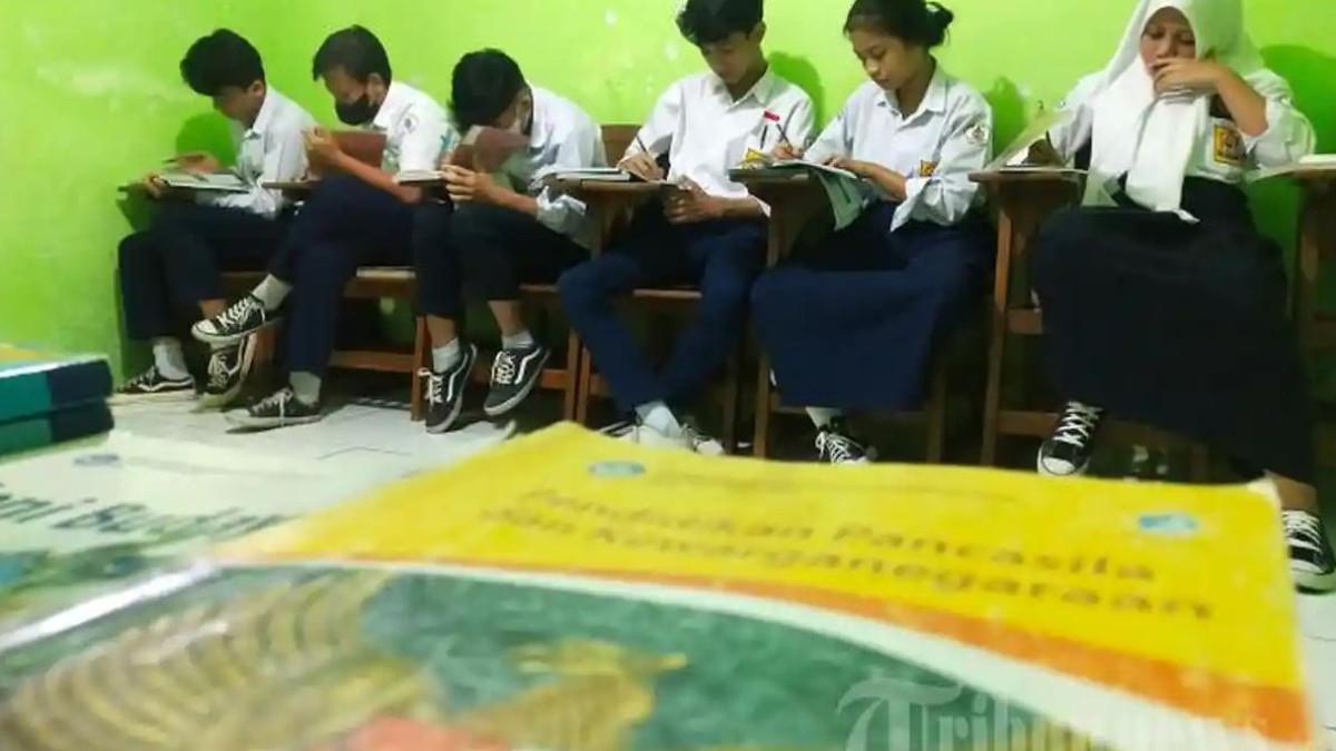 KUNCI JAWABAN BAHASA INDONESIA - Sejumlah siswa SMP PGRI 6 belajar di ruang kelas bekas musala di SDN 205 Neglasari, Jalan Sadangserang, Kota Bandung, Jawa Barat, Selasa (9/8/2022).
