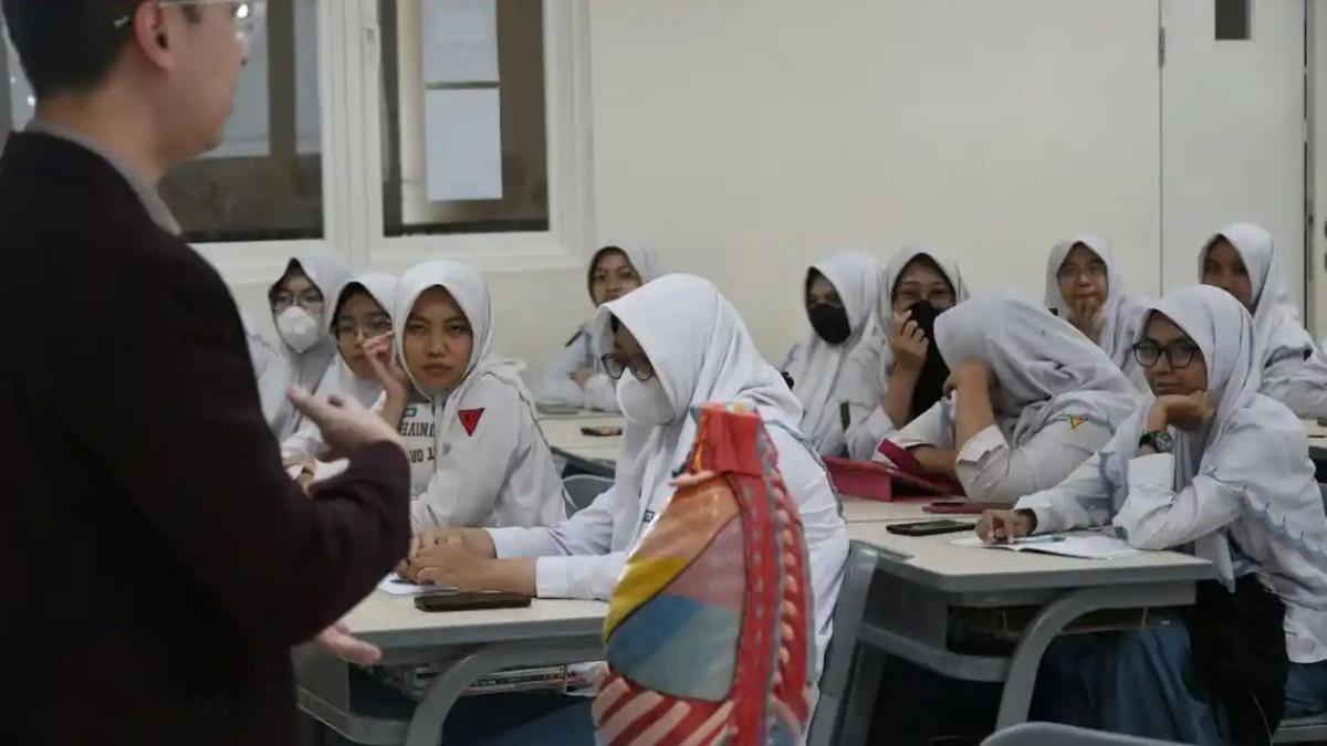 KUNCI JAWABAN BAHASA INGGRIS- Dosen Kedokteran Universitas Ciputra dr Denys Putra Alim (jas hitam) memaparkan beberapa mata pelajaran yang sangat dibutuhkan untuk jurusan kedokteran pada kuliah tamu kelas desain di SMA Muhammadiyah 2 (Smamda) Surabaya, Senin (4/11/2024). Berikut kunci jawaban Bahasa Inggris kelas 10 halaman 118 Kurikulum Merdeka, Let’s Make a List.