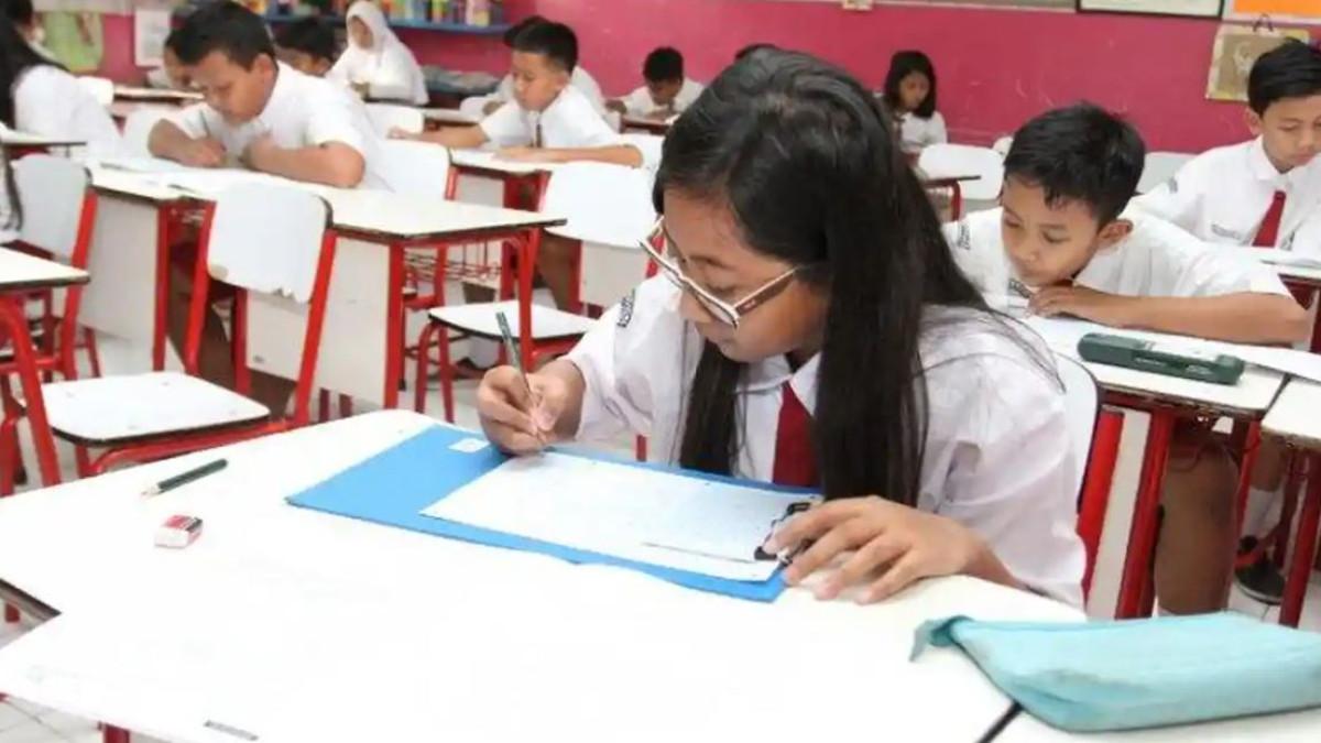 KUNCI JAWABAN BAHASA INGGRIS - Ilustrasis Siswa SD. Kepala Dinas Pendidikan dan Kebudayaan Kota Tangerang A Lutfi, meninjau pelaksanaan Ujian Nasional tingkat sekolah dasar di SD Negeri Tangerang 6 & 15, Senin (16/5/2016). Simak kunci jawaban dari soal latihan Buku Bahasa Inggris: English for Nusantara Kids untuk Kelas 3 SD/MI Kurikulum Merdeka halaman 177.