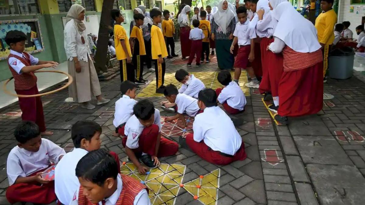 KUNCI JAWABAN PAI - Sebelum memulai proses pembelajaran, siswa mendapatkan waktu 30 menit untuk mengikuti berbagai macam permainan tradisional yang sudah disiapkan pihak sekolah di SDN Menur Pumpungan IV Surabaya, Kamis (30/10/2025). Berikut merupakan kunci jawaban buku Pendidikan Agama Islam kelas SD/MI Kurikulum Merdeka halaman 235 bab 10: Abu Bakar Ash Shiddiq.