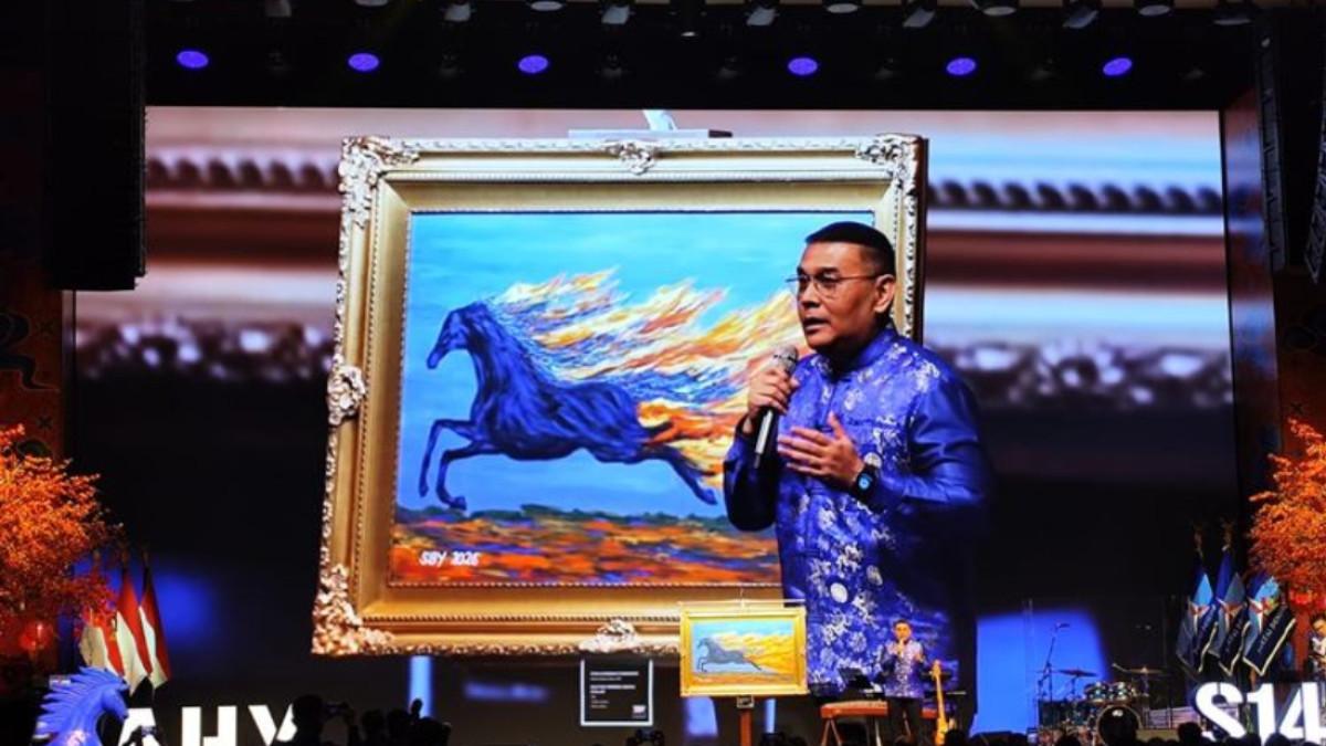 LUKISAN SBY - Kepala Badan Pembinaan Organisasi, Kaderisasi, dan Keanggotaan (BPOKK) Demokrat Ossy Dermawan saat sedang melelang lukisan karya Presiden ke-6 RI Susilo Bambang Yudhoyono (SBY) bernama Kuat Laksana Kuda Api dalam perayaan Tahun Baru Imlek 2026 yang digelar Partai Demokrat di Djakarta Theater, Jakarta, Rabu (18/2/2026).