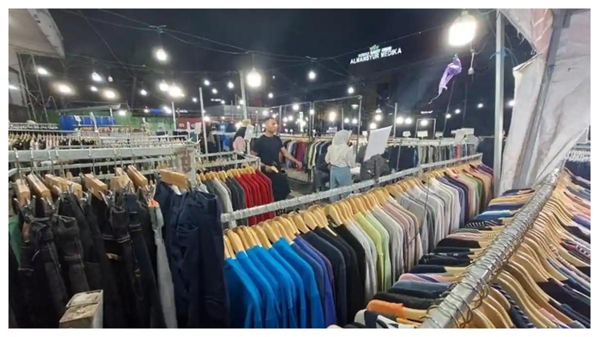 PEDAGANG THRIFTING- Lapak pedagang thrifting yang buka di emperan toko Jalan Ahmad Yani kawasan Simpang Empat, Kota Banjarbaru.