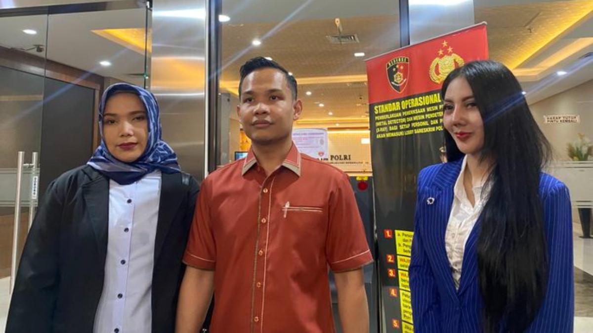 PRAHARA INARA RUSLI - Kuasa hukum Agung, Sukardi menyampaikan kliennya diperiksa sebagai saksi dalam laporan Inara Rusli terkait dugaan ilegal akses CCTV.