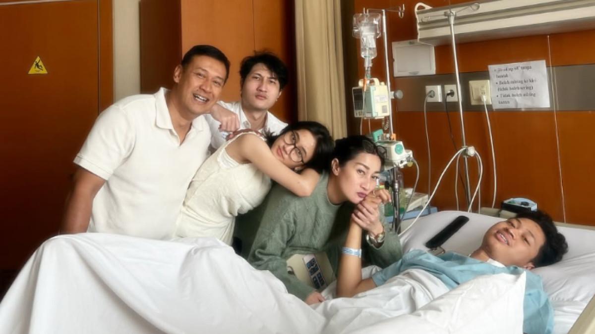KONDISI ADIK KEISYA - Adik Keisya Levronka, Lexi Valleno Havlenda sempat jatuh dari lantai 6 kampus. Ibu kini tuntut pertanggung jawaban pihak kampus.