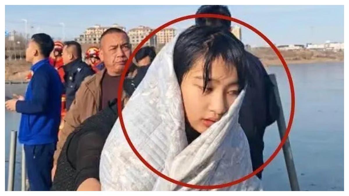 Li Jiating, gadis berusia 13 tahun, terbungkus selimut setelah keluar dari air yang membeku.