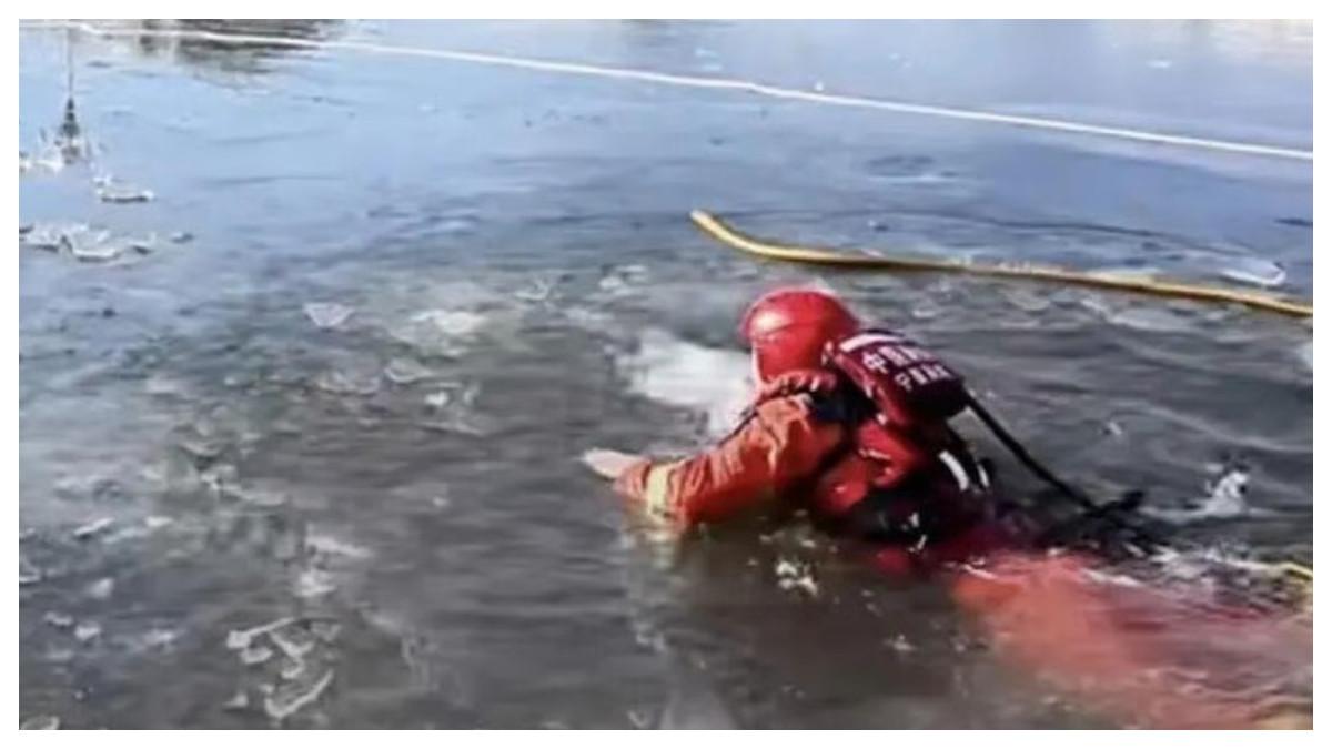 Li dan bocah kecil yang ia coba bantu ditarik keluar dari danau oleh tim penyelamat.