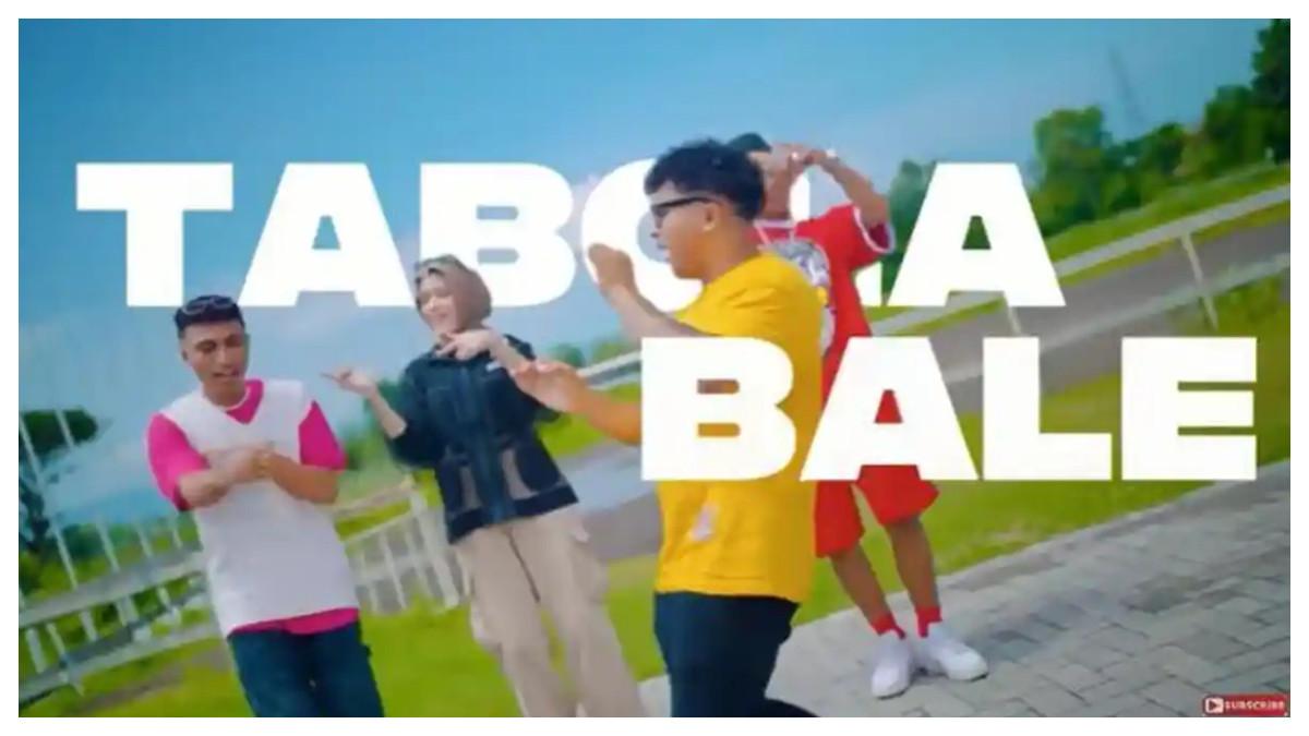 Lirik dan terjemahan lagu Tabola Bale yang viral di TikTok menceritakan kisah cinta menyentuh yang membuat banyak hati terharu.