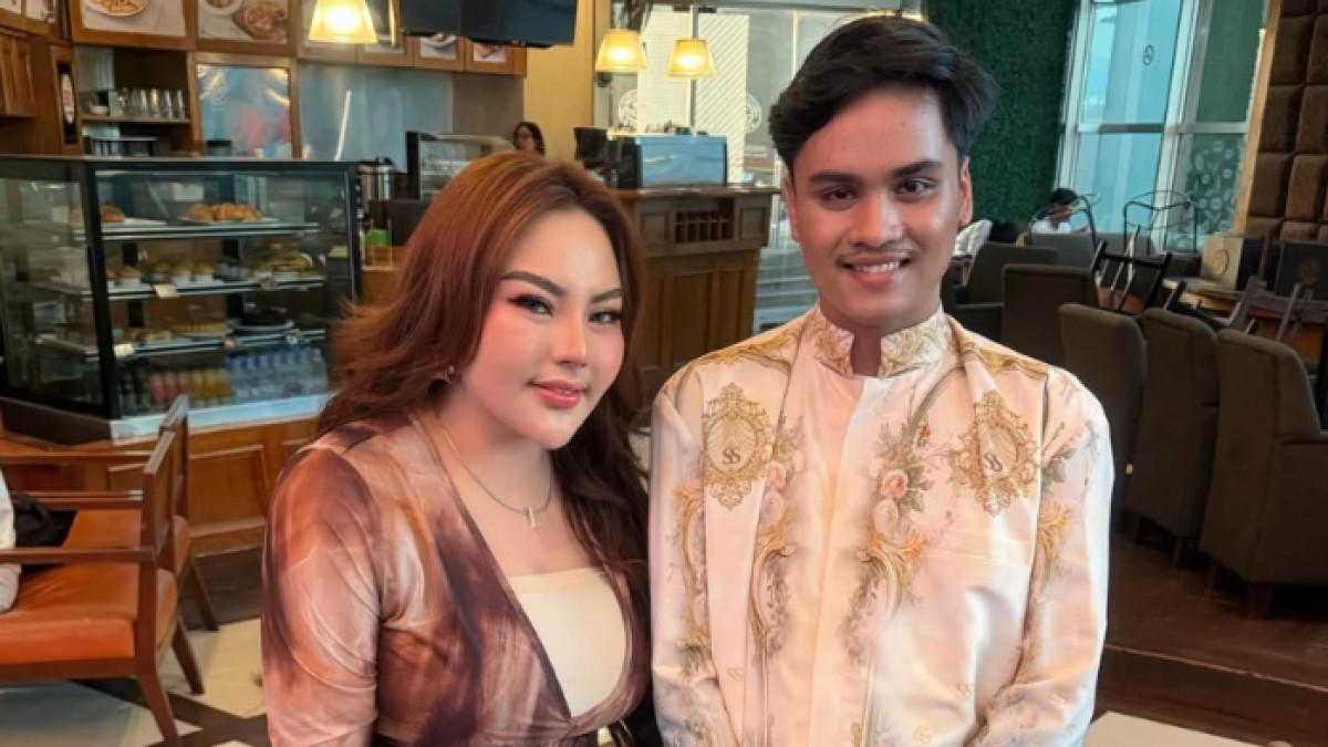 POLEMIK DENADA - Lisa Mariana tampak bertemu langsung dengan Ressa Rizky Rossano, pemuda yang mengaku sebagai anak Denada. Ia pun memberikan support untuk Ressa.