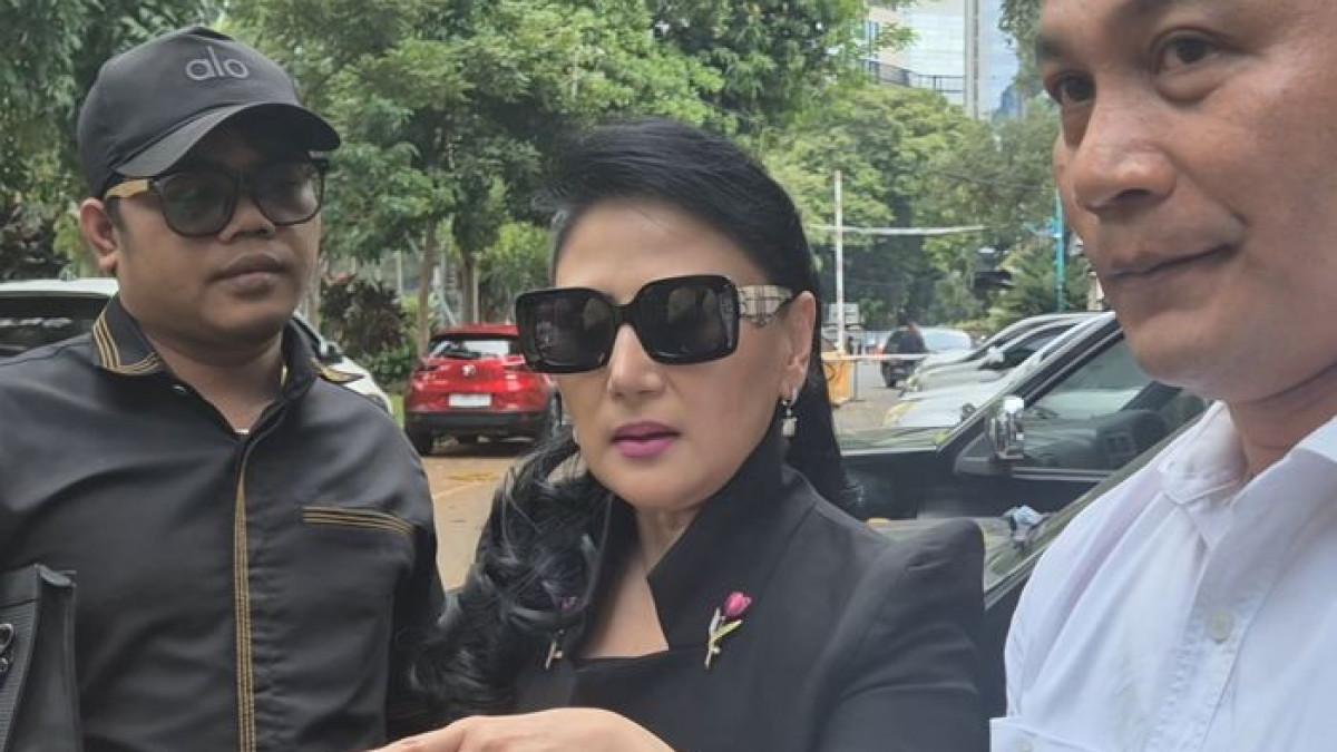 Lita Gading usai menjalani pemeriksaan di Polda Metro Jaya, Jakarta Selatan, Selasa (12/5/2026).