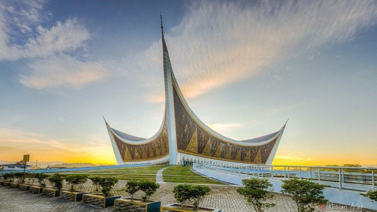 Berikut ini 4 Daerah termakmur di Sumatera Barat juaranya bukan Padang tapi kota yang pernah bernama Fort de Kock, nomor 3 Sawah Lunto. MASJID KARYA RIDWAN KAMIL,- Masjid Raya Sumatera Barat karya Ridwan Kamil.