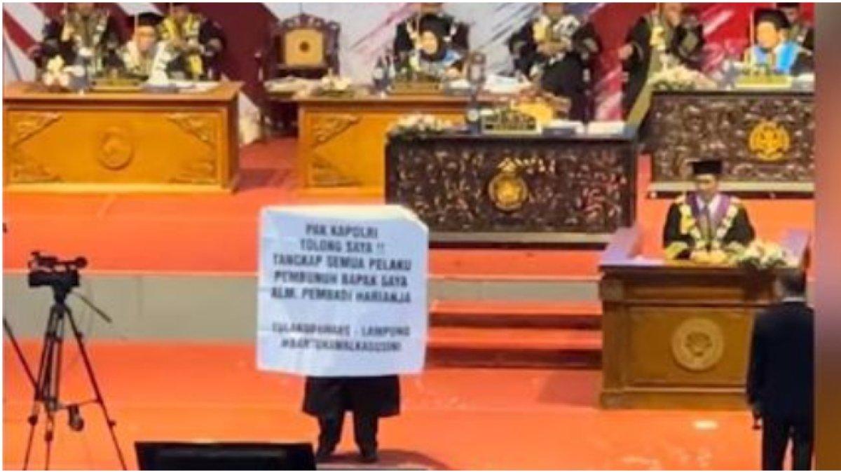 Sosok Candra Friyandi, Wisudawan Bawa Banner Minta Kasus Ayahnya Diusut Tuntas, Ada Kejanggalan