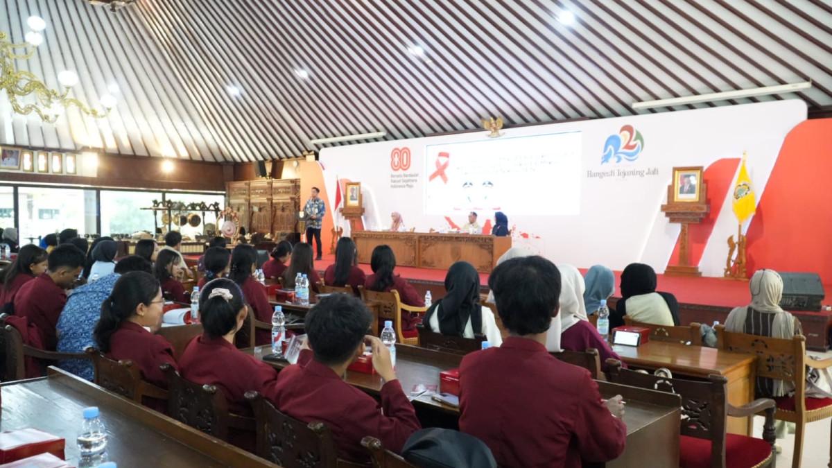 EDUKASI HIV/AIDS KALTEN - Mahasiswa perwakilan dari lima universitas di Kabupaten Klaten, Jumat (3/10/2025) di Pendopo Pemkab Klaten ikuti sosialisasi pencegahan HIV/AIDS dan perilaku LGBT.