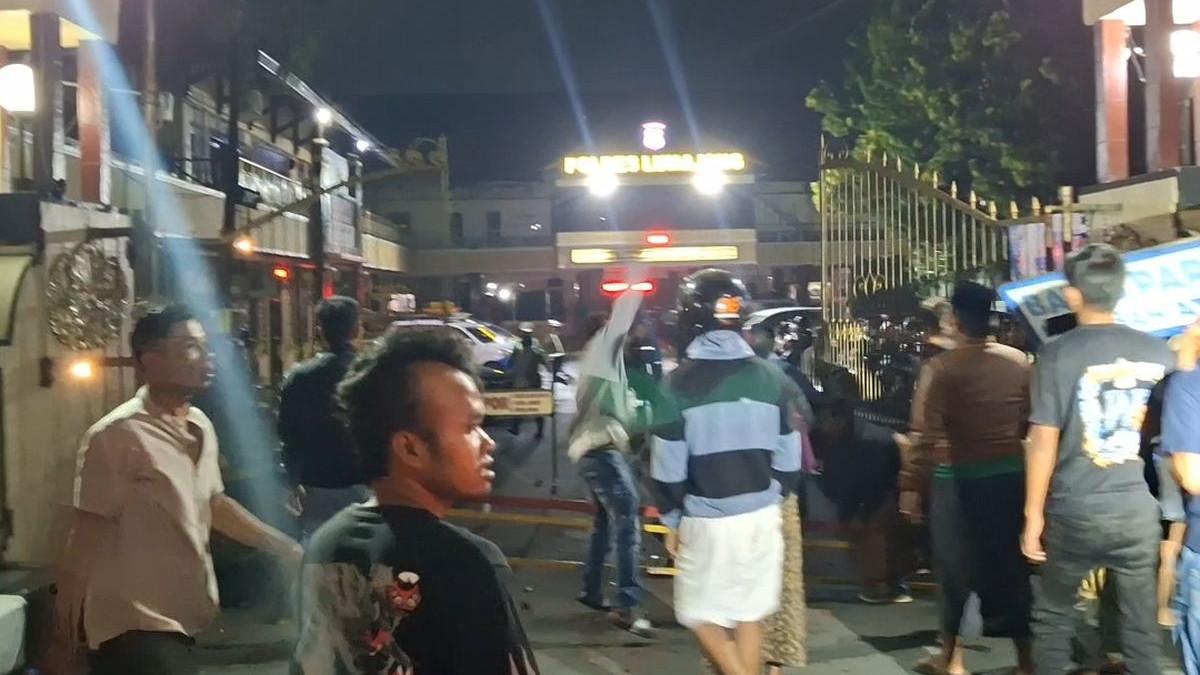 POLRES LUMAJANG DIRUSAK - Markas Kepolisian Resor (Mapolres) Lumajang, Jawa Timur, diserang puluhan warga, Minggu (12/10/2025) malam. Warga mengamuk lantaran salah satu keluarganya yang merupakan tersangka pelaku pencurian hewan, tewas setelah diamankan polisi pada Sabtu (11/10/2025).