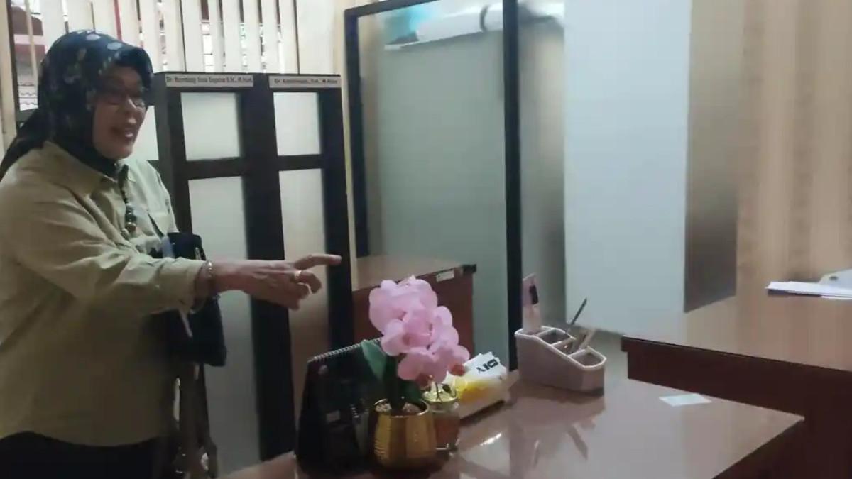 DOSEN UNTAG MENINGGAL - Meja kerja dosen Untag Semarang Dwinanda Linchia Levi Kampus Untag, Kota Semarang, Jumat (21/11/2025). Levi meninggal dunia saat satu kamar bersama polisi bernama AKBP Basuki.