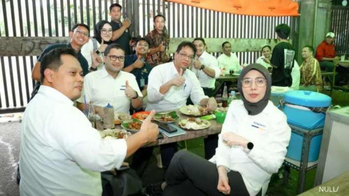 PURBAYA KAKI LIMA - Menteri Keuangan Purbaya terlihat sederhana, menyantap makan siang di sebuah warung kaki lima bersama jajaran pejabat penting usai rapat penting.