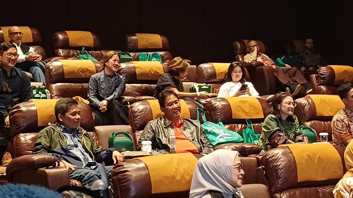 PURBAYA NONTON BIOSKOP - Menteri Keuangan Purbaya Yudhi Sadewa dan istri, Ida Yulidina, menghadiri gala premiere film Pengin Hijrah di Plaza Indonesia, Jumat (18/10/2025).