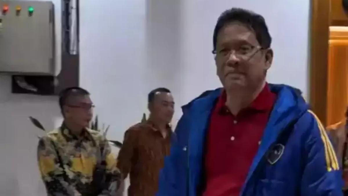 PENAMPILAN MENKEU RI - Menteri Keuangan Purbaya menggunakan jaket klub Argentina, Boca Juniors saat naik kereta api dari Surabaya ke Semarang, Kamis 2 Oktober 2025.