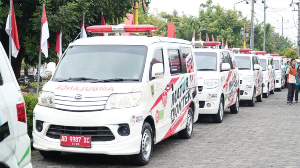 INFO KLATEN - Mobil ambulans terparkir di halaman Pendopo Pemkab Klaten saat kegiatan Apel Kesiapsiagaan Ambulan Pos Kesehatan Hari Raya Idul Fitri Tahun 2025, pada Jumat (21/3/2025).