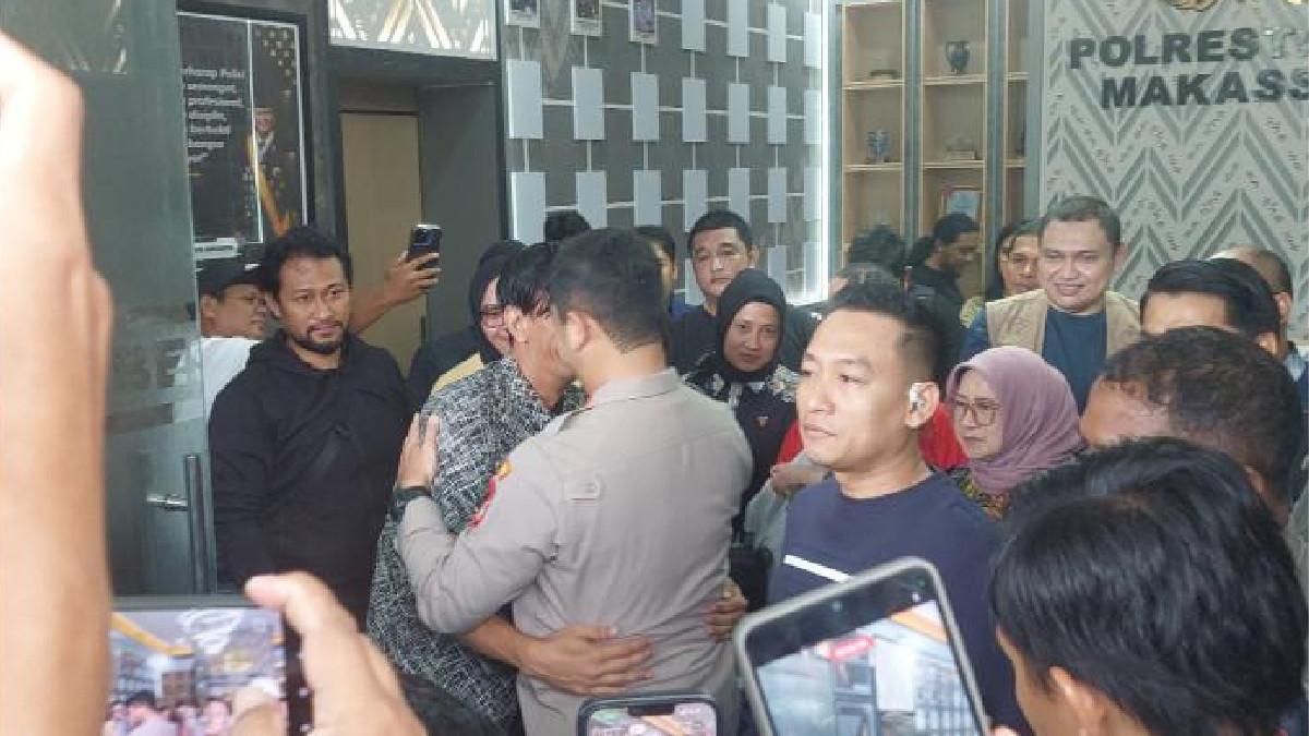 DRAMA PENCULIKAN BILQIS - Momen Ayah Bilqis, Dwi Nurmas menangis di depan Kapolrestabes Makassar, Kombes Pol Arya Perdana, Minggu (9/11/2025) siang. Bilqis kembali ke pelukan orangtuanya setelah sepekan diculik dibawa ke Jambi.