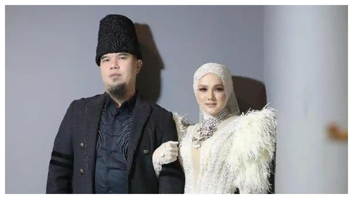Momen Dhani sepayung dengan Mulan di 7 bulanan Alyssa jadi sorotan. Netizen ramai komentari sikap dan posisi duduknya.
