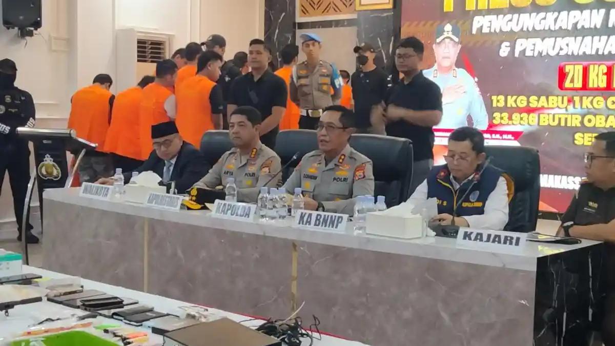 DRAMA PENCULIKAN BILQIS - Kapolda Sulsel Irjen Pol Djuhandhani Rahardjo Puro didampingi Kapolrestabes Makassar Kombes Pol Arya Perdana dan Wali Kota Makassar, Munafri Arifuddin saat merilis kasus Bilqis di Mapolrestabes Makassar, Jl Ahmad Yani, Senin (10/11/2025). Kapolda Sulsel Irjen Pol Djuhandhani Rahardjo Puro memberikan tugas khusus kepada tim pencari Bilqis (4) korban penculikan anak itu sebelum ditemukan.