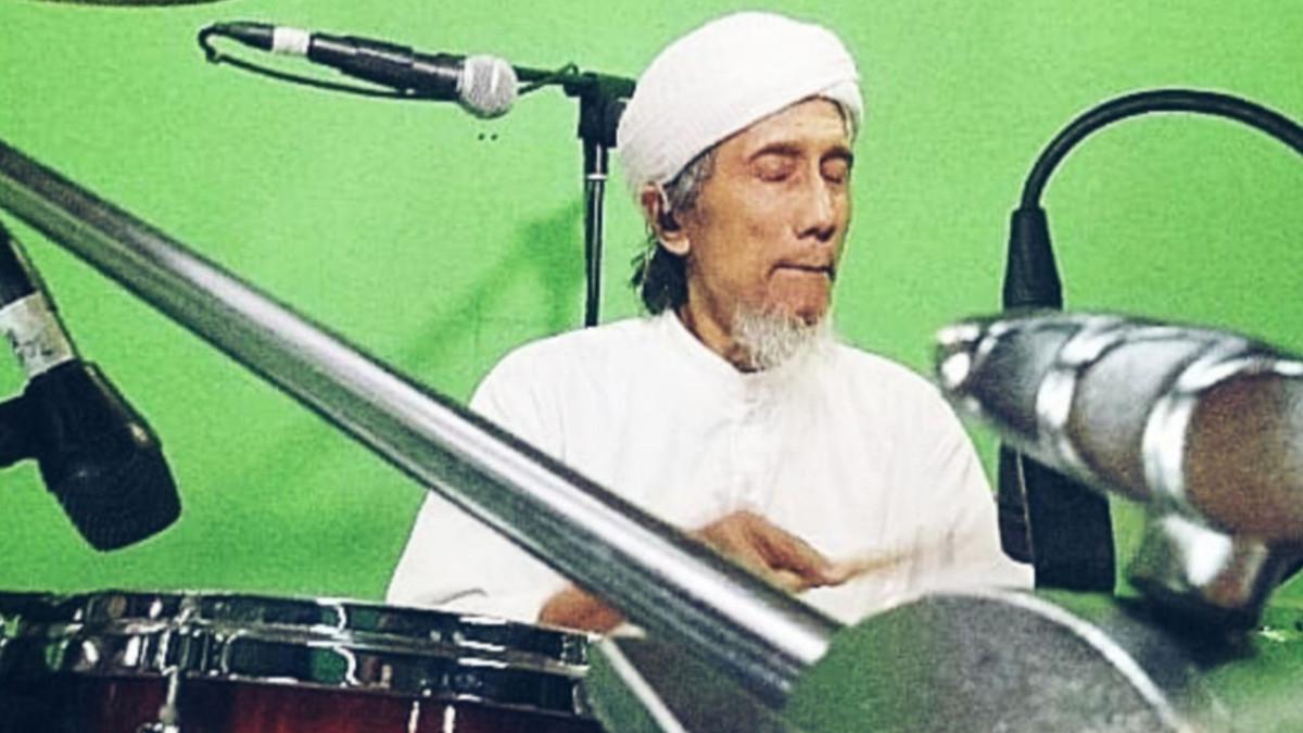 YAYA MOEKTIO - Musisi legendaris Yaya Moektio meninggal dunia pada Senin 8/12/2025, drumer band God Bless itu tutup usia setelah menjalani rangkaian pengobatan.
