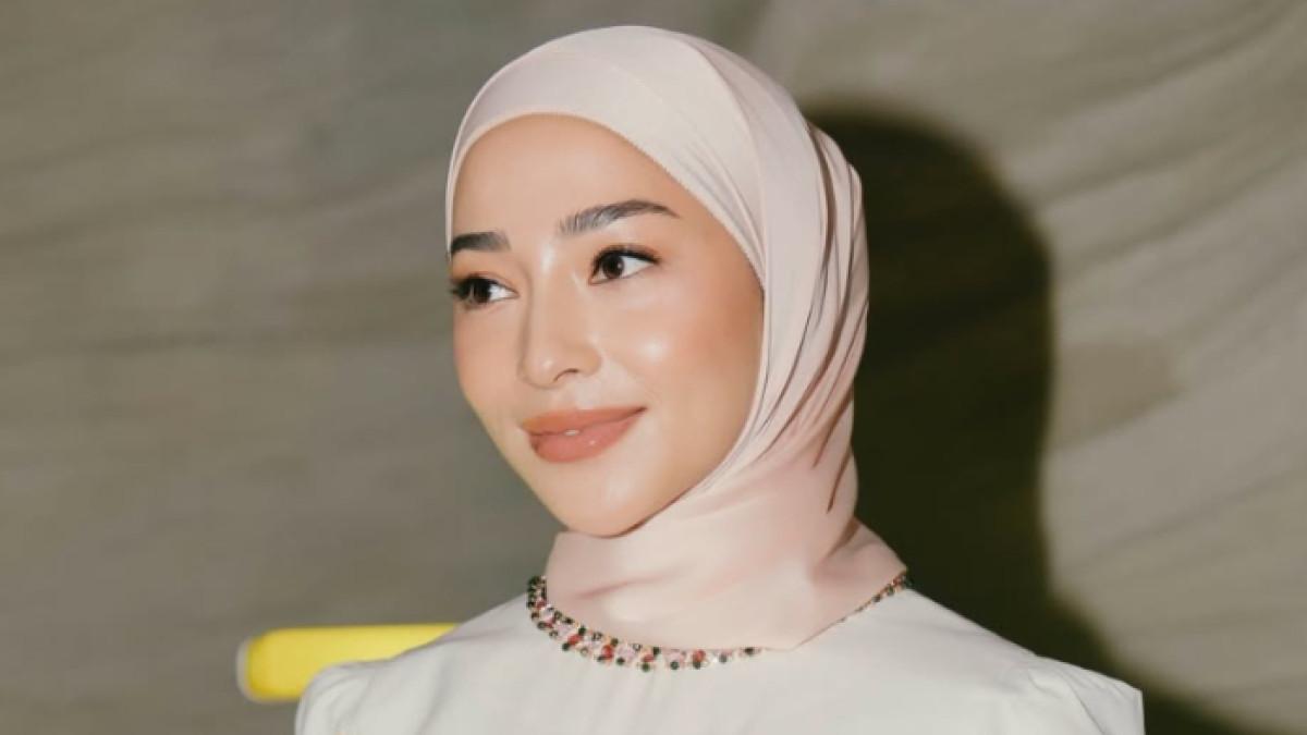 PENAMPILAN BARU NIKITA - Aktris Nikita Willy membagikan cerita di balik keputusannya mengenakan hijab sejak Ramadan 2026 dalam tayangan YouTube Need A Talk, termasuk peran sang putra, Issa Xander Djokosoetono, yang membuatnya mantap berhijrah.