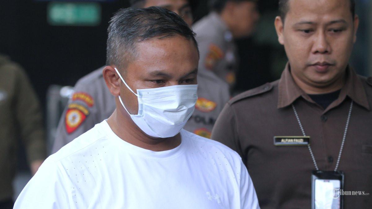 OTT KPK - Gubernur Riau Abdul Wahid bersama dua orang lainnya yang terjaring operasi tangkap tangan (OTT) tiba di Gedung Merah Putih KPK, Jakarta, Selasa (4/11/2025). Abdul Wahid bersama 8 orang lainnya ditangkap KPK beserta barang bukti dalam OTT (Operasi Tangkap Tangan) pada (3/11/2025) di Riau.