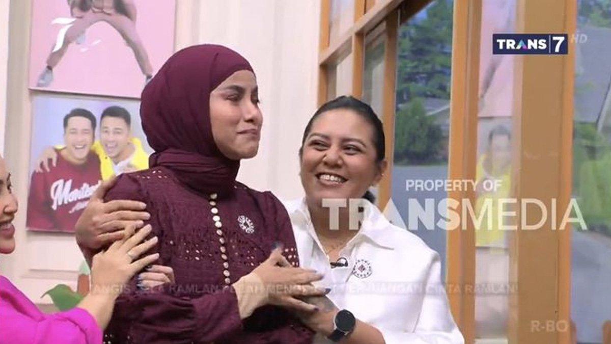 Olla Ramlan menangis ingat perjuangan Cinta Ramlan sembuh dari kanker serviks