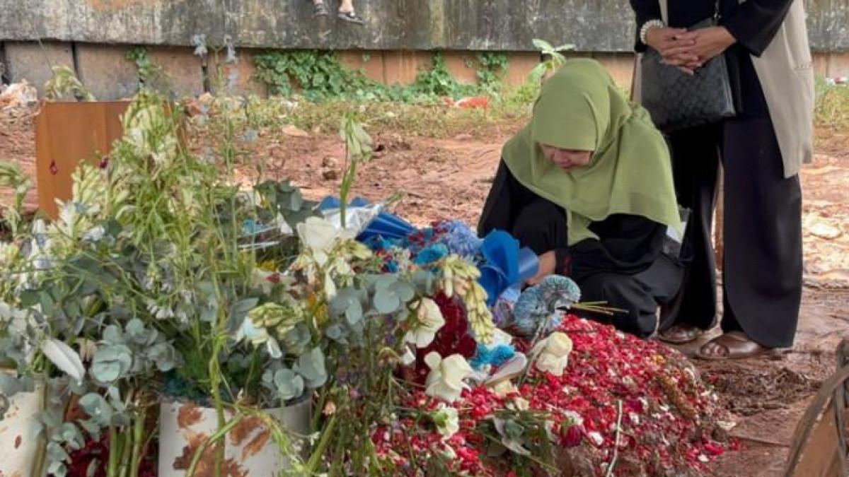 ZIARAH MAKAM VIDI - Harry Kiss dan Besbarini menaburkan bunga serta memanjatkan doa di makam Vidi Aldiano di TPU Tanah Kusir, Jakarta Selatan, saat Hari Raya Idul Fitri 2026.