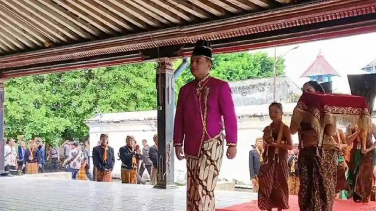 PAKUBUWONO XIV HAMANGKUNEGORO - Pakubuwono XIV Hamangkunegoro saat Jumengan di Keraton Solo, Sabtu (15/11/2025).