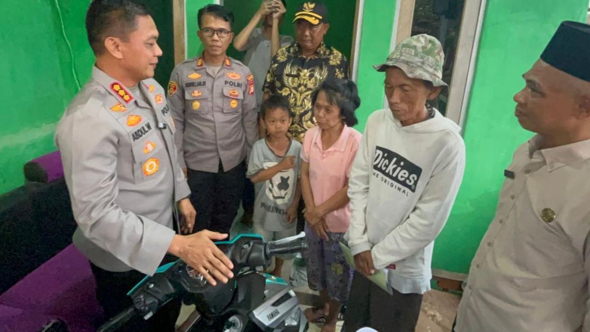 PEDAGANG ES GABUS - Kapolres Metro Depok Kombes Pol Abdul Waras memberikan sepeda motor dan modal usaha kepada Suderajat, pedagang es gabus yang dituduh pakai spons, Bojonggede, Kabupaten Bogor, Selasa (27/1/2026).